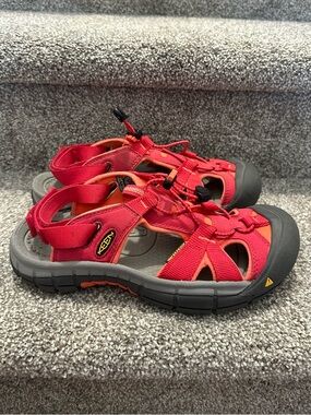 Women’s KEEN Sandals Size 9